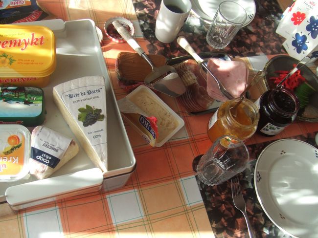 Day 73/オスロ→ブリーネ（ノルウェー）<br />●一日電車にゆられ、夜着。紹介で西海岸ブリーネの祈りの家へ。日本人の森さん夫婦のお世話に。ちょうどほかのゲストもいて夕食が始まるとこ。エビチリなど豪華なディナー！(8/30)<br /><br />これは翌日のブレックファスト♪<br />