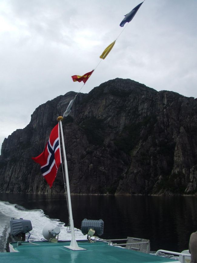 Day 74/スタバンガー（ノルウェー）<br />●ついにフィヨルド！観光船に乗ってクルーズ。あいにくの天気。鉛色の空。風。激寒〜っ！きびしい自然を味わった。(8/31)<br />