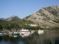 Waterton Lakeの遊覧船乗り場

ちょうど船が出航しそうだったのでベンチに座ってしばらく眺める。