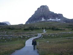 7:00　Hidden Lake Trail

湖まで行くと日が暮れてしまうからちょっとだけ、と思いつつ丘を登りきるたびにもう少しもう少し、と結局湖を眺める展望台まで歩いてしまった。歩き始めは夕日で真っ赤に染まった山だったが、戻るころは月夜になっていた。それでも湖に向かう人はちらほら。