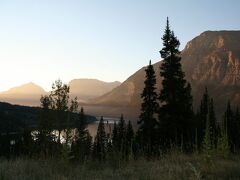 朝焼けのSt.Mary Lake

昨晩は真っ暗で宿のサインを見つけるのがやっとだったが、こんなにきれいな湖がすぐ側にあったのだ。