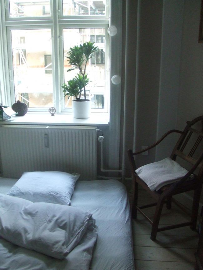 あたしにあてがわれた部屋。<br />こじんまり、でも天井が高くてきもちいい。<br />ヨガにも最適。<br />なんと初エアベッド。