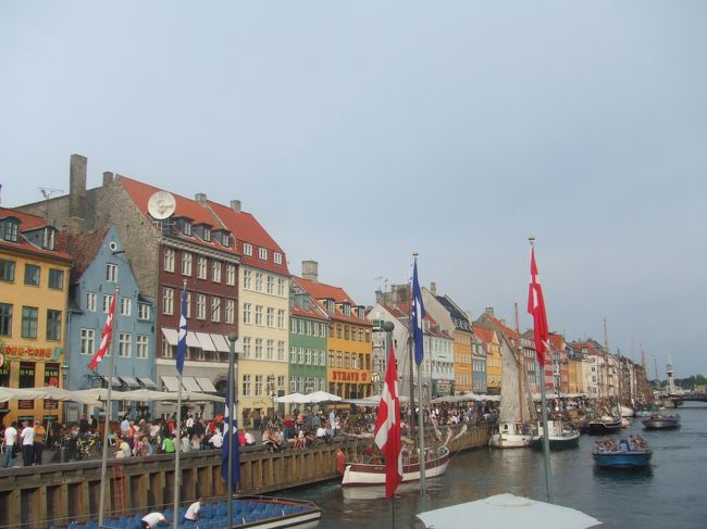 運河に沿ってカラフルな家が並ぶニューハウン。<br />ここにはアンデルセンも住んでいたんだって。<br /><br />週末ゆえ人でごったがえしてた。<br />盛り上がるバーの前では持ち寄りで飲むグループが並んでた。<br />あたしはピクニック飲みチームに入りたい。