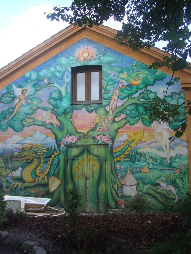 Day 69/コペンハーゲン（デンマーク）<br />●クリスチャニア。去年まではドラッグなども簡単に手に入ったらしいヒッピー＆アーティーなコミューン。汚く、可愛く、ピースフル。飲んで吸って踊って……。夜はアラブ音楽のコンサートへ。(8/26)<br /><br />中心部の写真は撮ってはいけないらしい。