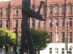 シアトル美術館前の「ハンマーを持つ男」