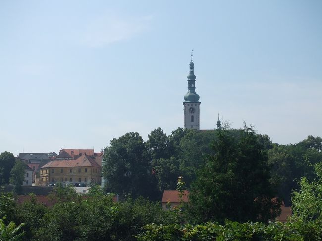 バスから降りてみると、「ここどこ？？」混乱。歩き方にはバスターミナルがあるようなことが書いてあるのに、なんかちょー地味な普通のバス停に降りてしまった！どどどどーしよーー！！と焦ったものの、田舎道の真昼間、誰も通りません。右に行くか左に行くか、、、とりあえず、大型スーパーらしき看板の矢印が右だったんで、右に。<br />しばらく歩くと、遠くに教会らしき塔とこんもりした街が見えた！たぶんアレだな！右にしてよかった、、、