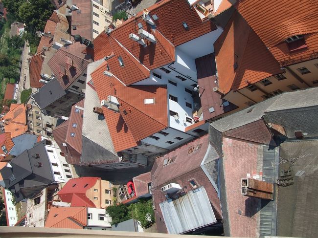 塔から街が見渡せます。<br />上から見ると、この街が如何に入り組んでいるかよくわかる。家自体が歪んでるもんね。<br /><br />塔のてっぺんには小さな部屋があって、なぜかガラクタ？をたくさん売ってました。古いピンバッチとかおもちゃとか。