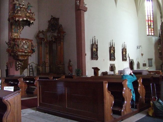 パイプオルガンの音色にひかれて中に入ってみたら、お客さん（？）はおばあちゃま一人。<br />お祈り中に写真撮ってごめんなさい。