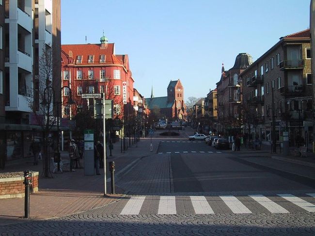 H&amp;auml;ssleholm駅前からおそらくこの町のメインストリート思われる通りを撮影しました。乗り継ぎの時間を利用して、ちょっと散歩しました。日本人が珍しいのか、ジロジロ見られることも。