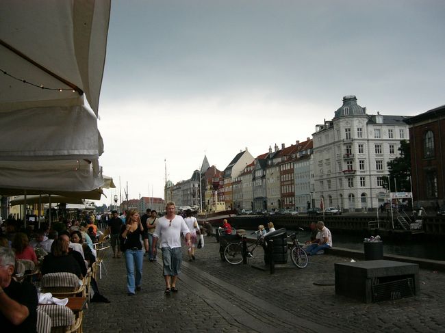 運河沿いのカフェは人々でいっぱいです。<br />この街にきてよく目にしたのは、地元の若者達がスーパーで買ったビールをたくさん持って歩く姿です！<br />運河に座って飲むのが地元の人のスタイル！？<br />さすが、ビール大国。<br />確かに、スーパーで売ってたカールスバークのビールは安かった。