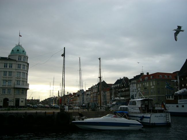 ニューハウンを突き抜けるとハーバー・バス（901、902番）乗り場がありました。<br />友人の「乗ってみようよ」の一言で飛び乗ってしまいましたが・・・<br />これが乗って大正解！<br />王立図書館（ブラックダイヤモンド）やクリスチャンスボー城、オペラハウス、聖アルバニ教会の方までのコースを往復していました。<br />ハーバー・バスからこれら有名な建物を観てまわるのも愉しかったです。<br />一往復くらい乗ってたかな。時間制だから料金は１度支払ったきり。<br />おまけに予定外だったゲフィオンの泉や人魚姫の像まで行く事ができラッキーでした。<br />Nordre Toldbodで降りると、カステレット要塞やゲフィオンの泉、人魚姫の像まで歩いて行けました。この行き方は案外オススメかも。