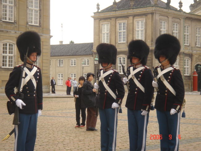 ｱﾏﾘｴﾝﾎﾞｰ城の衛兵。　近くで並んで写真を撮ることができた。<br />宮殿の前が広場なんて、なんてオープンな王室なんでしょう。ﾖｰﾛｯﾊﾟはみんなそうなの？<br />