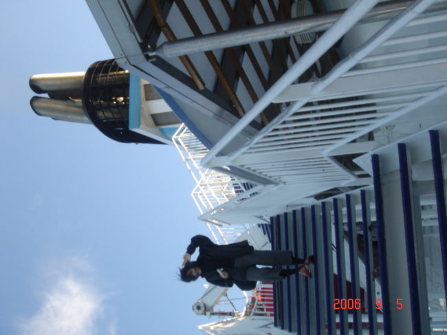 強風のため2時間出航が遅れたがいよいよオスロに向けて16時間の船旅です。<br />海側の部屋にチェックイン。船内をウォッチング。広い。<br />映画館　免税店　ﾌﾟｰﾙすごいぞ。<br />夕食はスモーガスボード。北欧風バイキング。<br />種類の多さに感激。肉料理　魚料理　ﾁｰｽﾞ　果物　デザート等々。下船後添乗員さんが今までで一番揺れ目が覚めたと言ってましたが我ら2名は全く動ぜず朝までぐっすり眠れました。