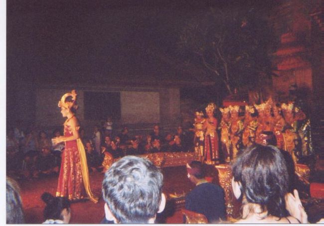 夜にはレゴンクラトンを観に行きましたε＝ε＝ε＝(ノ^∇^)ノ王宮で開催されていましたが女のコの目張り入ったメイクがかわいい☆頭の上の飾りが皆さん重そうです。