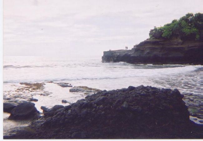 タナロット寺院の前は浅瀬が続いていて、ゆったりした雰囲気。鴨？アヒル？みたいな鳥がうろうろ。４時ごろ到着し、夕日を待っていた私たち。近くのHISのガイドさんが日の入り時刻を聞くと「６時半だよー」･･･待ちきれず去ることに(￣Д￣)でっでも十分神秘的でしたw(￣◇￣)w