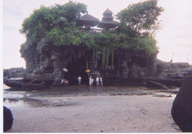 寺院の中には立ち入りできませんでした。下に洞窟があってその中に列があるのでなんとなく並んでみると額に米つぶを付けてくれ、耳にプルメリアの花を挟んでくれます。何かの儀式と思われるのですが、謎のまま･･･