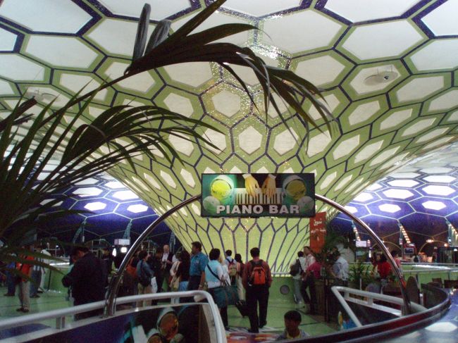 日本を夕方たち、台湾経由ウィーンへ。と思ったらアブダビに立ち寄ることに。アブダビ空港にて。<br />まぁるいドーム状の小さい空港、周りは見渡す限り砂漠