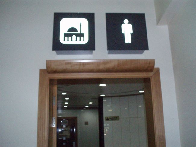 トイレの脇にはモスクが。。。さすがイスラムの国ですな