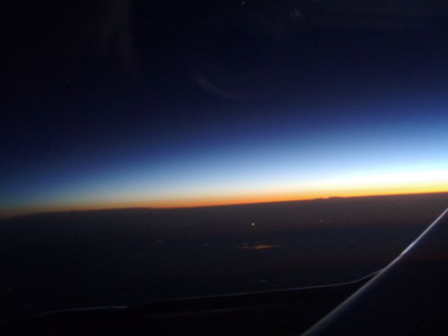ウィーンには明け方到着。機内にて。太陽から逃げるように東→西と移動するんで、右明るく左暗く(右側席なんで)