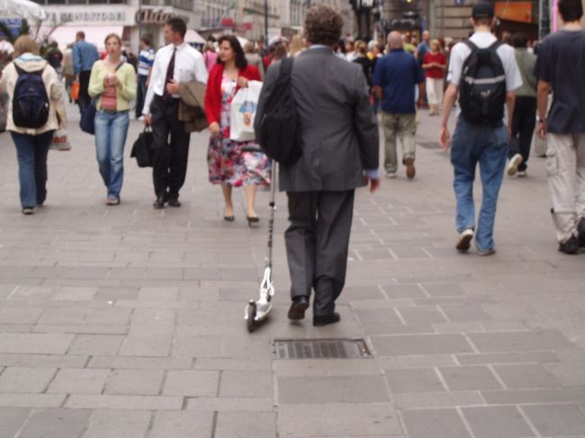 日本で数年前に流行った、なんとかボードがここウィーンでも結構見かけるのです。こんなスーツ姿のおじさんも乗っちゃったりして