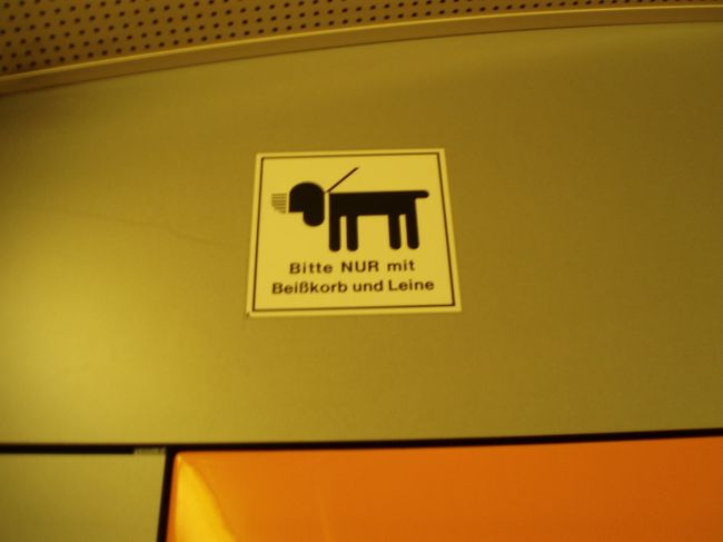 犬も電車に乗れます(条件付き)。デカ犬が結構いるので、いきなり電車内に入ってくるとビビル。