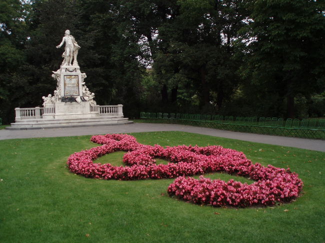 去年同様、モーツァルト像へ。成長して写真も幾分うまく取れましたよ。