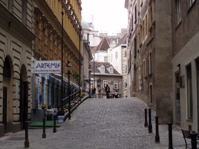 ぶらぶらしていたら、バスの時間に遅れそうになり、急いで、バス停留所のあるなんとか駅まで行く。