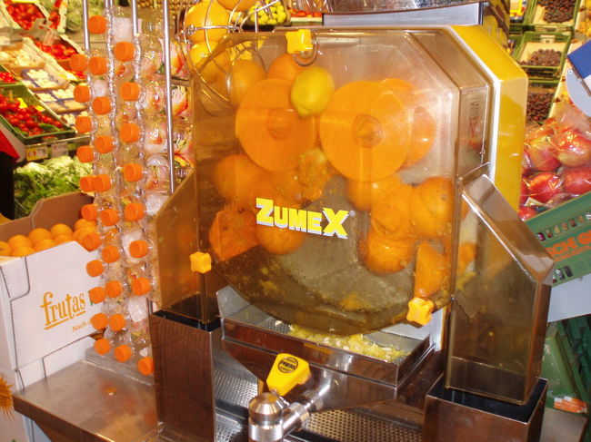 オレンジを絞り、それを容器に詰めるという作業が自分で体験できる面白いシステムがスーパー内に。見た目もカッコイイ！
