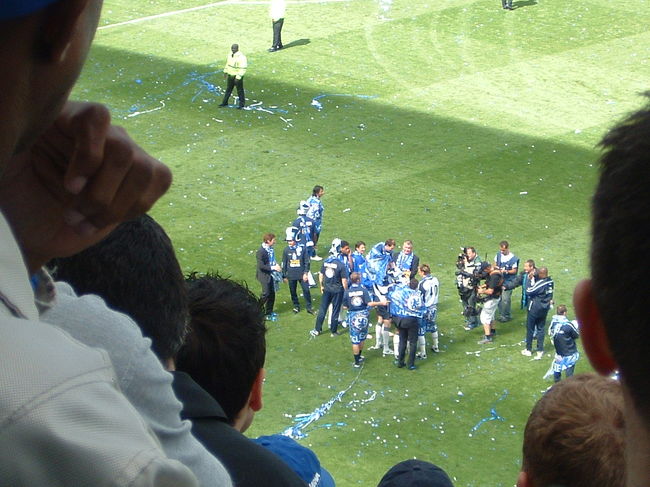 最後に選手・スタッフでスタジアム1周。相手チームチャールトンのサポーターからも拍手が起きてました。