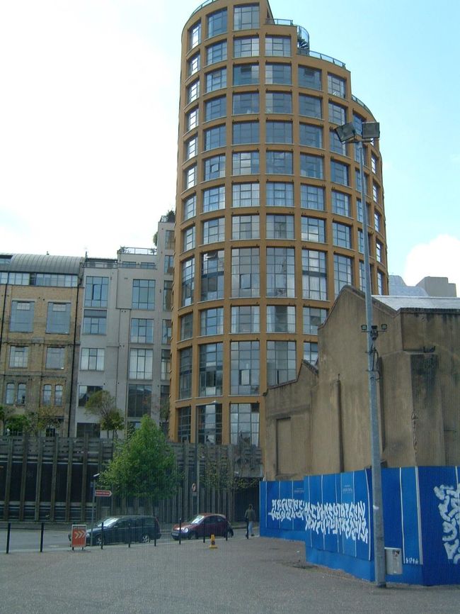 テートモダンの横の建物。気になって写真に収めましたが、日本に帰ってきたら何かの雑誌で紹介されていて驚きました。マンションか何かのようです。こんなところに住むのは高いんだろうなぁ・・・。