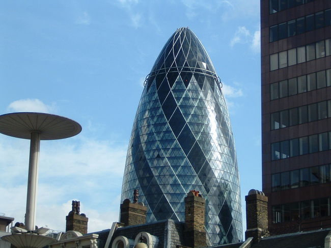 ノーマン･フォスター設計の有名なビルです。これが見たくてロンドンに寄ったのですが、オフィスビルなので中には入れず。この後バスで前を通ってみました。