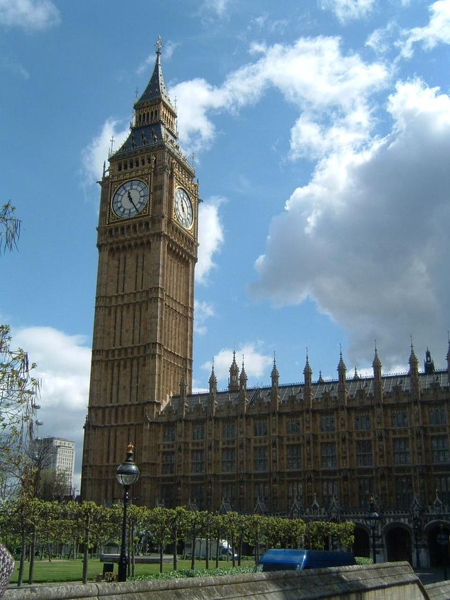 ビックベンを外から眺めました。近くから見ると壁に細かく彫刻が施されていました。伝統的な建物もいいものです。