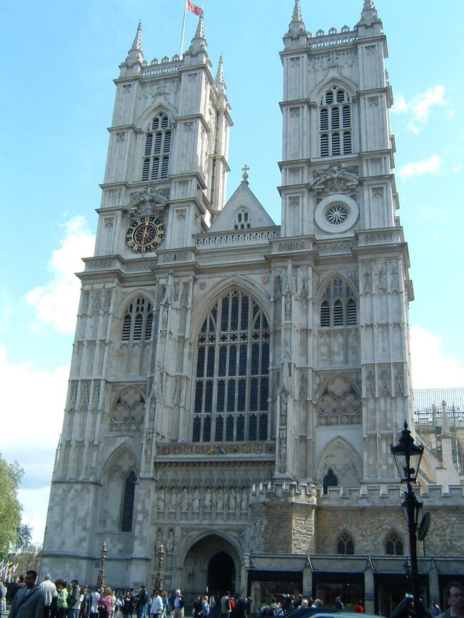 ウエストミンスター寺院。サッカーが始まるまでの時間で観覧が間に合うかと思ったら、入るまで1時間半並びました（土曜日の午前中でした）<br />中には残念ながら5分くらいしかいれませんでした。