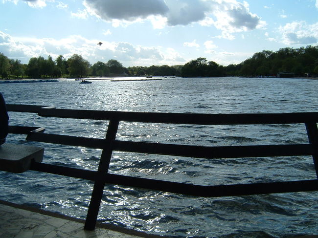 ハイドパークのカフェからの夕暮れ。風が強くてゴミが飛んでしまって大変でした。カフェはセルフサービスで結構美味しいですが、大変混んでいました。