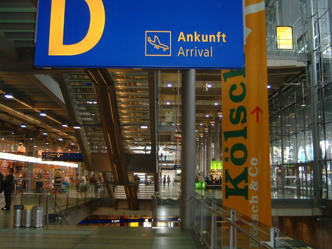 ロンドンガトウィック空港からジャーマンウイングスでケルン･ボン空港へ飛びました。ロンドンの空港と違ってドイツの空港は明るくて綺麗！但し、ジャーマンウイングスは格安だけあって一番遠いターミナルに到着。