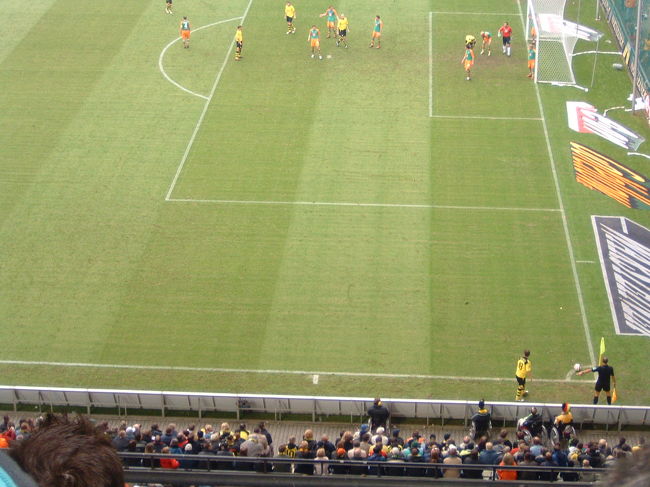 座席は事前にドルトムントWebからオンラインで購入し、当日窓口で引き換えました。下を向くのが少し怖い席ですが、試合を見るには大変見易い。