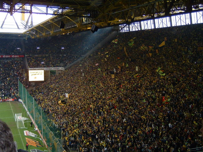 南側スタンドは相変わらず熱いです。サポーターの盛り上がりと共に試合も盛り上がりました。