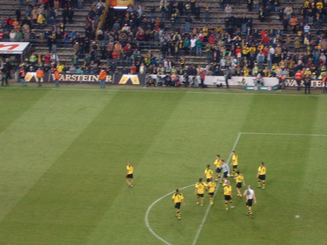 試合はドルトムントが２−１で勝利。<br />盛り上がるサポーターの前に選手が挨拶に来ました。