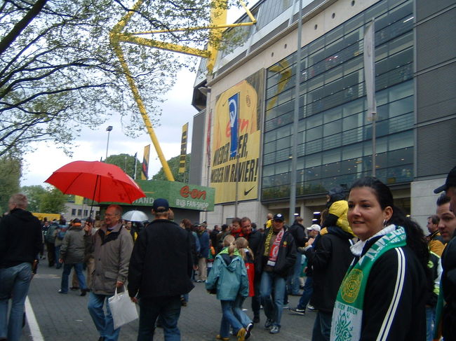 ブレーメンのサポーターも帰宅。<br />来る時に地下鉄で盛り上がっていたのはどちらかというとアウェイのブレーメンのサポーターでした。