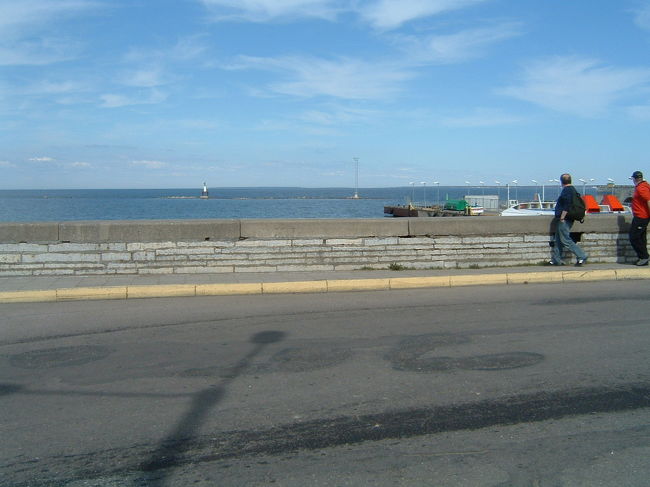 高速フェリーにてヘルシンキから1時間30分にて到着。<br />私の乗ったリンダラインは他のフェリーとは違い、少し西側のフェリーターミナルに到着しました。そこから市内へ歩く途中の道から見たバルト海は大変美しく、未だに忘れられない風景です。