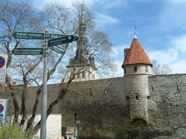 この塀の向こうがタリン旧市街です。旧市街の周りは広い道が新市街や西側の工業地帯・駅方面へ通っています。