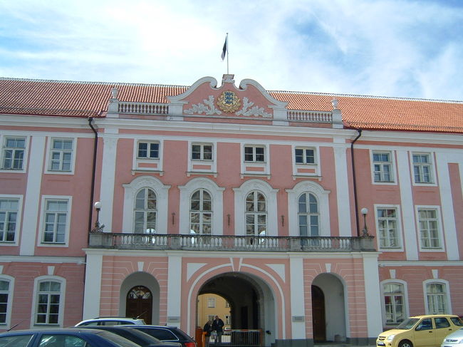 何の建物か忘れてしまいましたが、観光客は入る事ができないようになっていました。市の機関か何かだったような気がします。ここも大変綺麗な色の建物です。