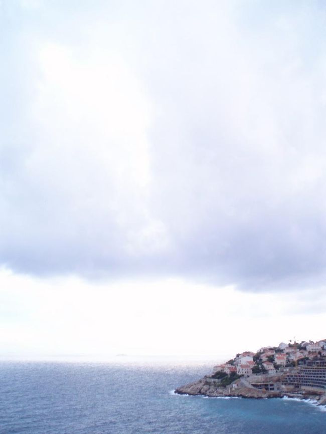 街に行く。旧市街まで徒歩１５分。城壁に囲まれたアドリア海に突き出た街並みはとても美しく、オレンジ屋根と海の青のコントラストがかなり素晴らしぃ。魔女の宅急便に出てきた街にとても似ている。<br /><br />これは旧市街にいくまで。<br />旧市街じゃなくても絶景！