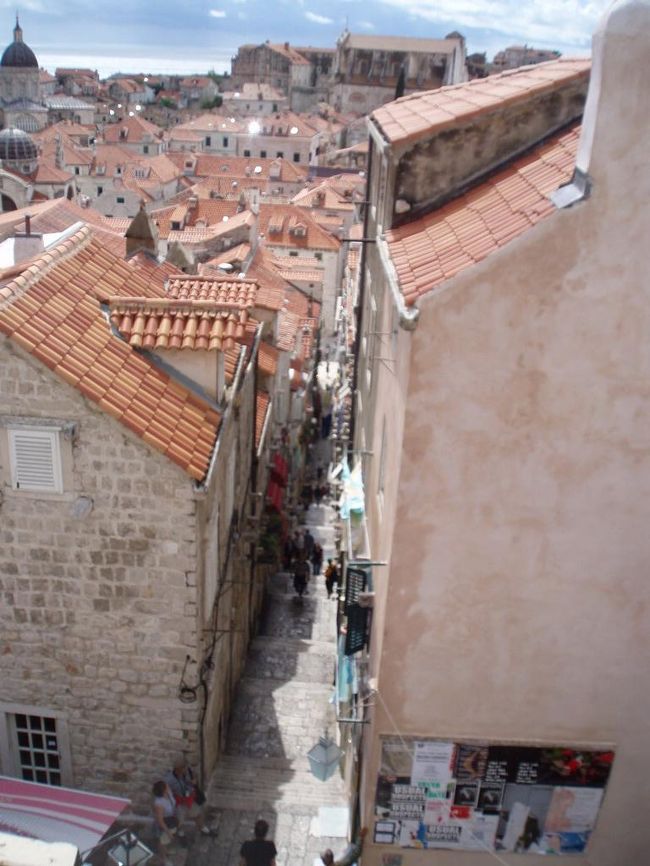 晴れるとすぐに水は引き、街中が明るくなります。