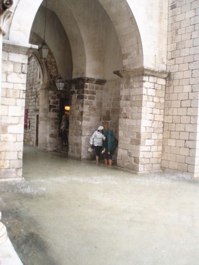 濁流に飲み込まれる人＞＜