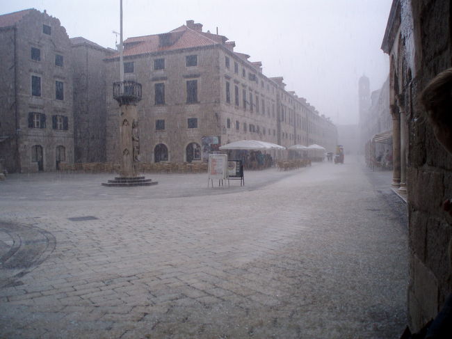 旧市街。<br />突然の雨。しかも雷。<br />街は海と山に挟まれているのか、天気がめちゃくちゃ変わりやすい。