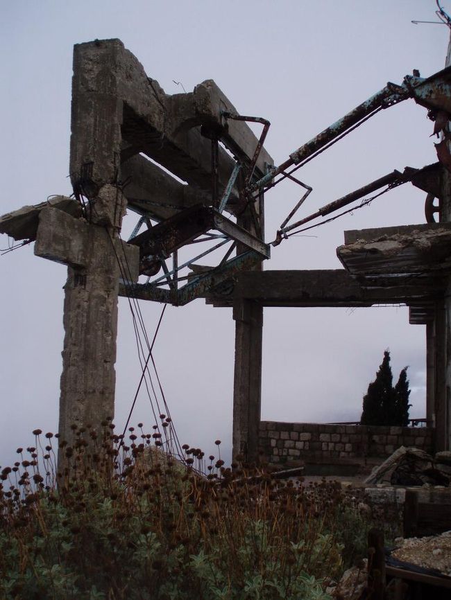 翌朝、街のすぐ後ろにある山に登る。<br />頂上にて、戦争の傷跡。<br />紛争でロープウェイが壊れてしまっている。<br />スルジ山までは徒歩かタクシーしかいけない。<br />徒歩で１時間半かかりなんとか到着。