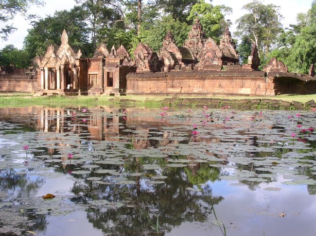 バンデアイスレイです。バイクタクシーで行きました。ここまでの道は舗装されており、雨季でも問題なしです。一つ一つのレリーフの美しさは、アンコールワットより、バイヨンよりすばらしい!<br />ただし、｢東洋のモナリザ｣と呼ばれるアプサラの彫刻は遠めにしか見られず。<br />僕のデジカメでは写真取れませんでした。<br />でも、一見の価値あり！！<br />シェムリアップ市内から、バイクタクシーで３０分程です。