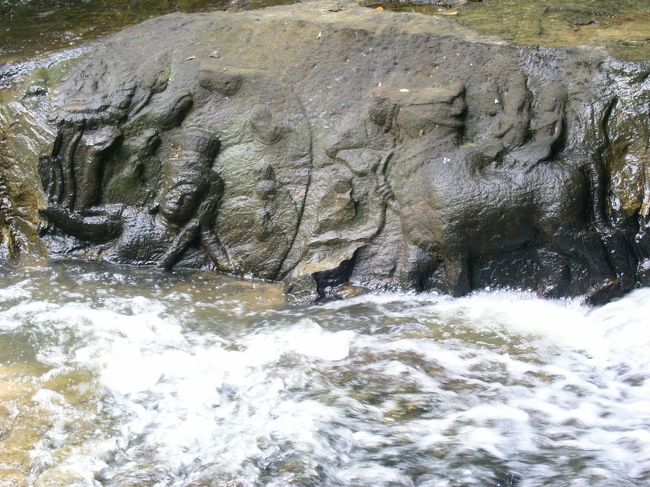 クバルスピアンです。バンデアイスレイからバイクタクシーで１時間ほど。未舗装の道なので雨季は最悪。トゥクトゥクで行っている西洋人もいましたが、それは避けた方がいいかも。デコボコすぎて無理ですね。<br />ふもとのレストランから、山道を歩いて登ること３０分ほど。ぬかるみもありますが、大騒ぎするほどでもないです。雨季は、水がにごって川底にあるレリーフがあまり見れません。
