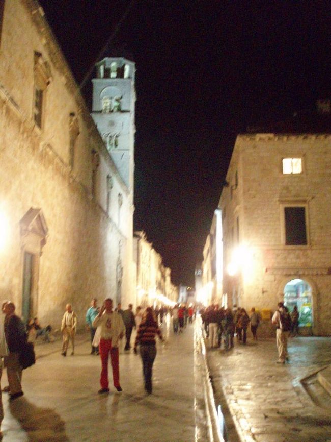 夜９時、イタリア・バーリまで行くために、すでにパジャマ姿のNikoさんにサヨナラを言って、フェリー乗り場のある港まで行く。出国審査官のおばちゃんがSAYONARAと言ってきたので、そのまま返したらなぜか笑われ、？と思いながら船に乗りこむ。